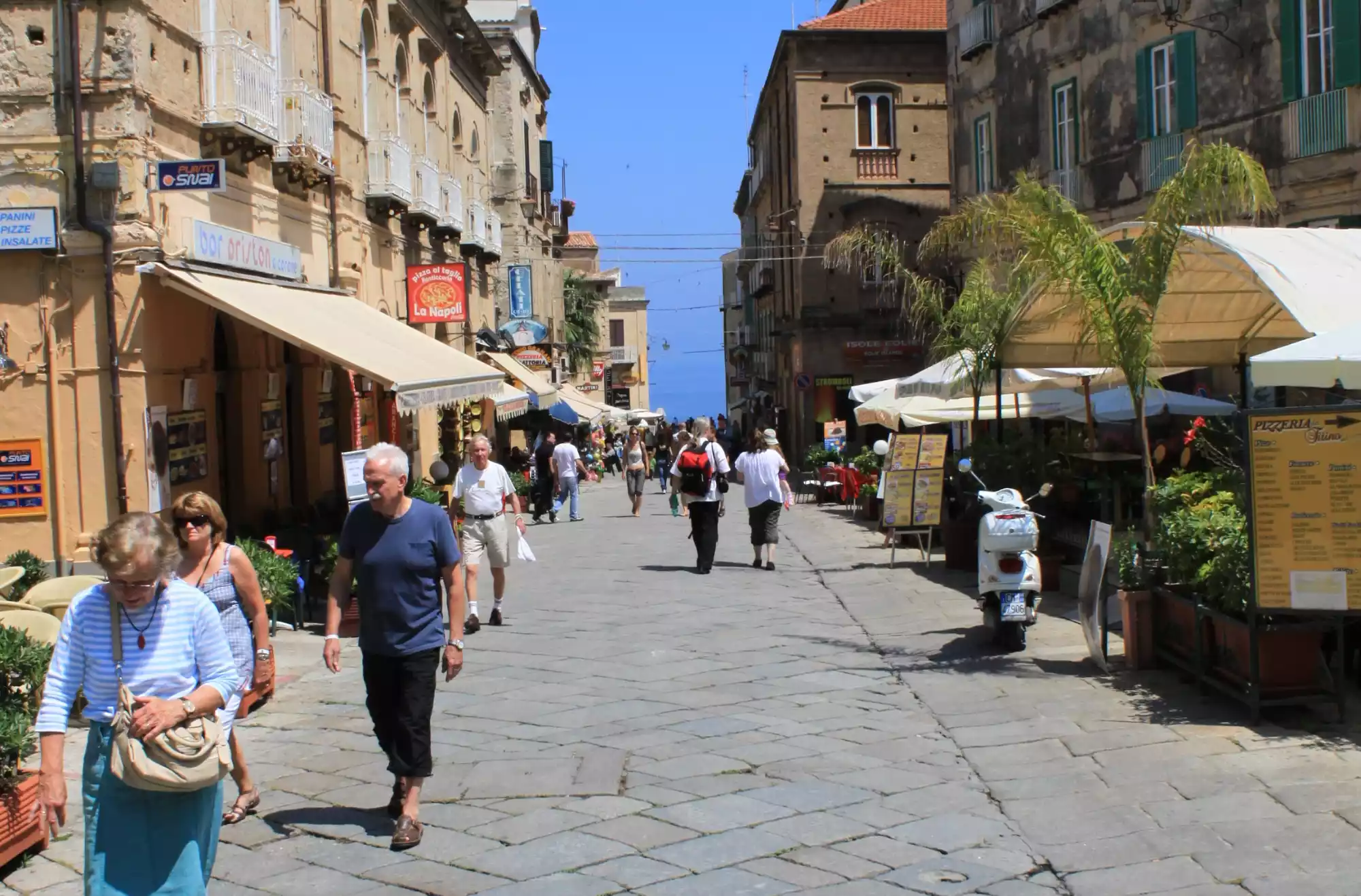la via principale del centro storico di Tropea