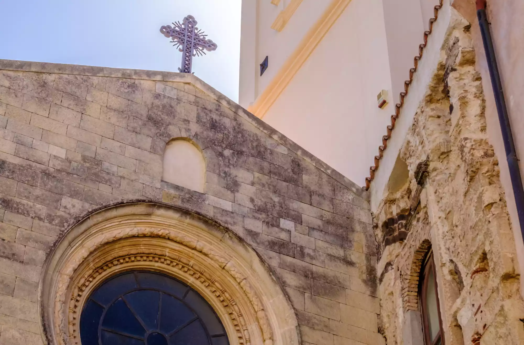 Il cornicione dell'ingresso al museo diocesano di Tropea
